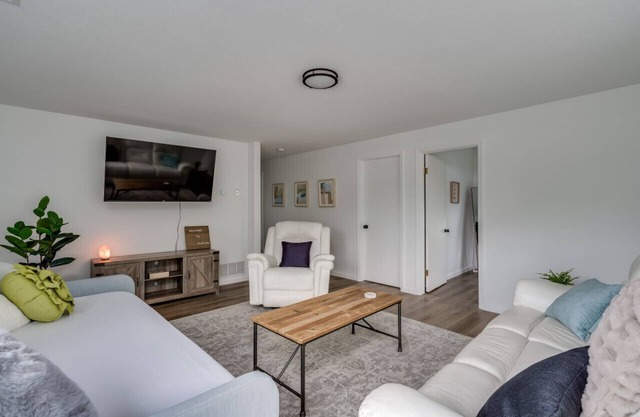 Modern & Spacious Clayton Apt - Near Water & Shops
