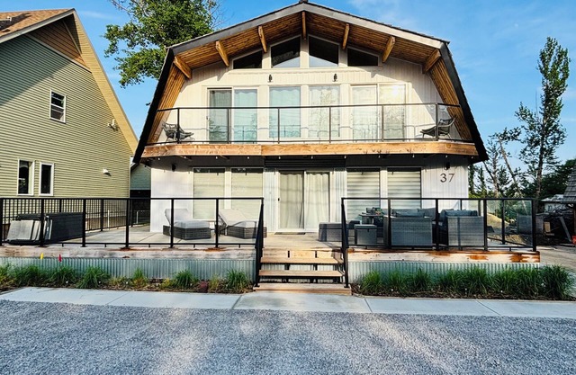 Newly Remodeled Spacious Cottage at the Lake - Sleeps 12/4br/4ba