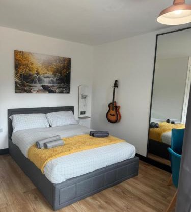 Modern Spacious Crawley Studio