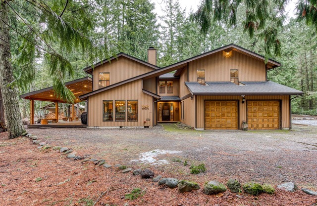 Modern, spacious getaway with private hot tub, wood fireplace, WiFi, & game room