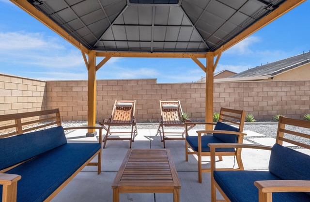 Modern spacious home w/backyard for families and pets