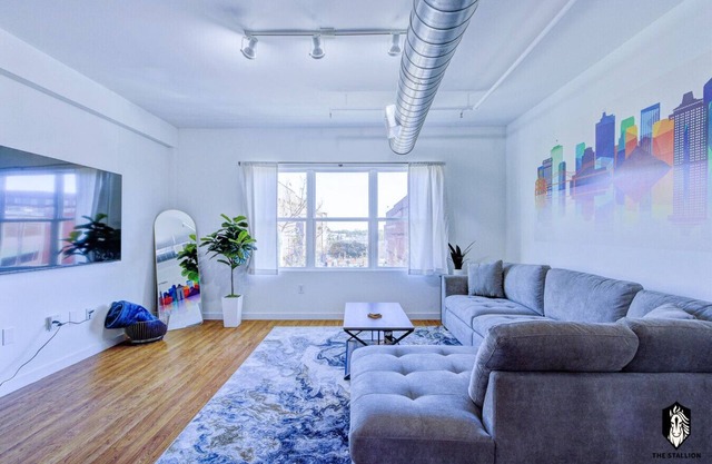 Modern Spacious Loft in Downtown w/free parking