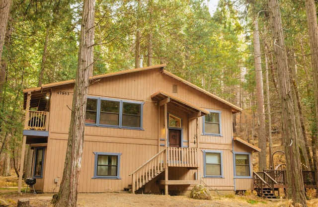 Moderne und geräumige Hütte in Oakhurst, nur 15 Minuten von Yosemite entfernt. !