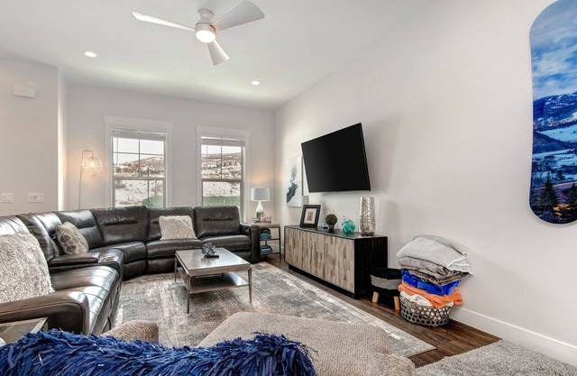 Modern, spacious townhome minutes to Park City & Jordanelle Reservoir