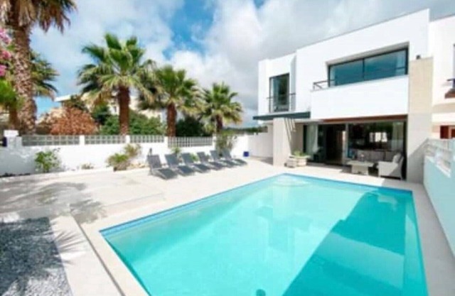 Modern, spacious Villa with private pool, quiet location, close to all amenities