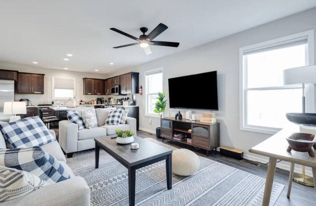 Modern, Spacious Whole Unit Traveler's Home!