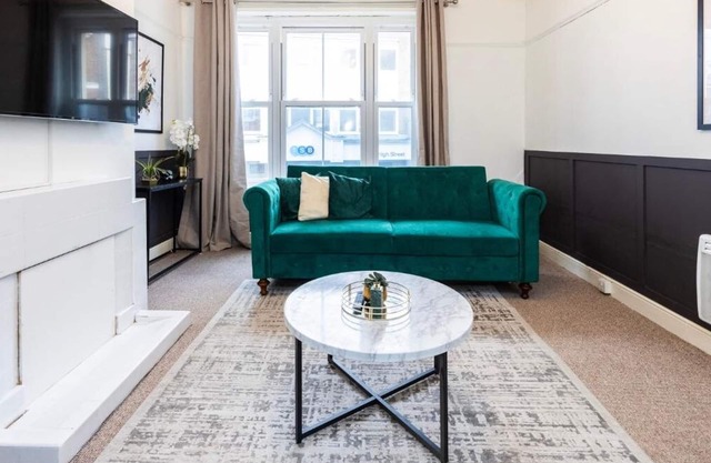 3BR Amazing Home City Centre in HIGH STREET by Luxiety Stays