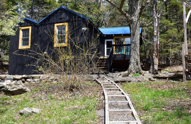 Modern Streamside Cabin near Hunter Mountain