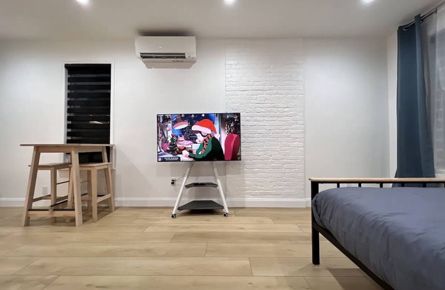 Modern Studio Apartment Near Train