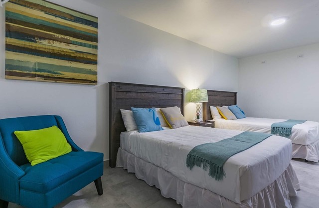 Modern Studio Apt close to Beaches W/ Parking