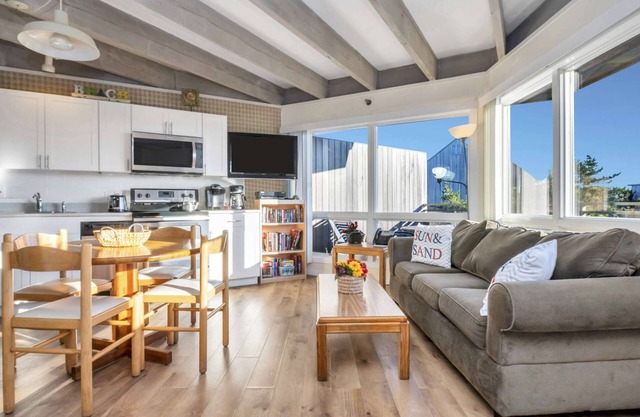 Modern Studio Apt w/ Balcony & Pool View | 1 BTH