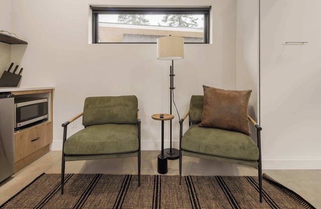 Modern Studio Cabin, Hike, Soak, Unwind for 2