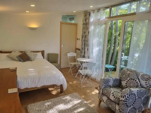 Modern Studio Cabin in Hove, Walk to the Sea & South Downs, Easy Access to Brighton