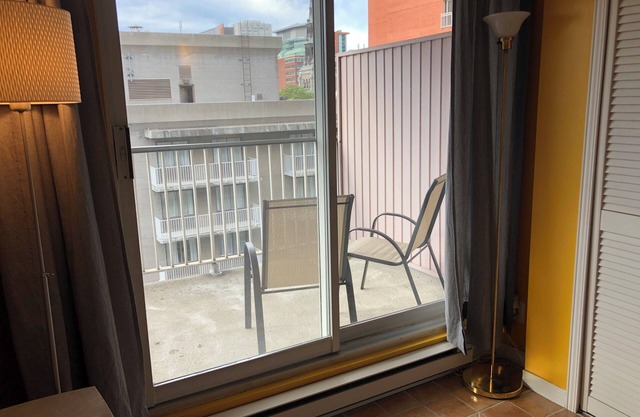 Modern studio condo in heart of downtown Montréal