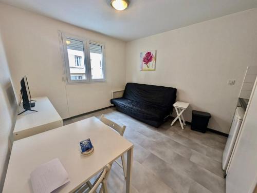 Modern Studio - Free Parking, Near Train Station & Downtown