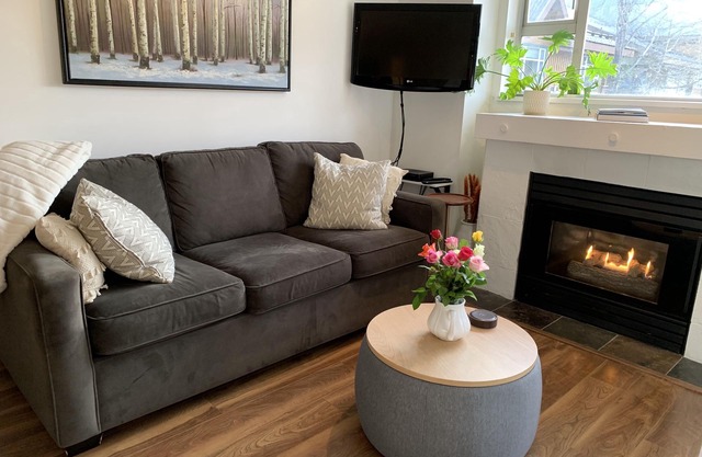 Modern Studio, Great Location, Free Parking & Hot Tub
