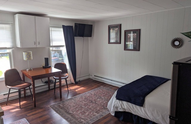 Modern Studio in Oswego - Walk to Lake & Shops