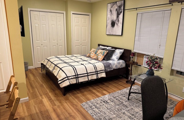 Modern Studio Prime Location Free Onsite Parking