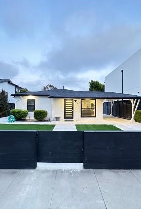 Modern Studio Stylish &Cozy Back Unit
