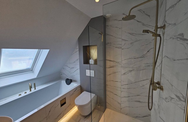 Modern studio with balcony, 3 minute walk from the beachn