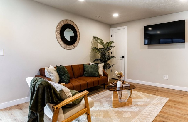 Modern Style Home. Near Expo, RSL, and Canyons