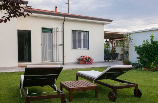 Modernes Haus mit großem umzäunten Garten.