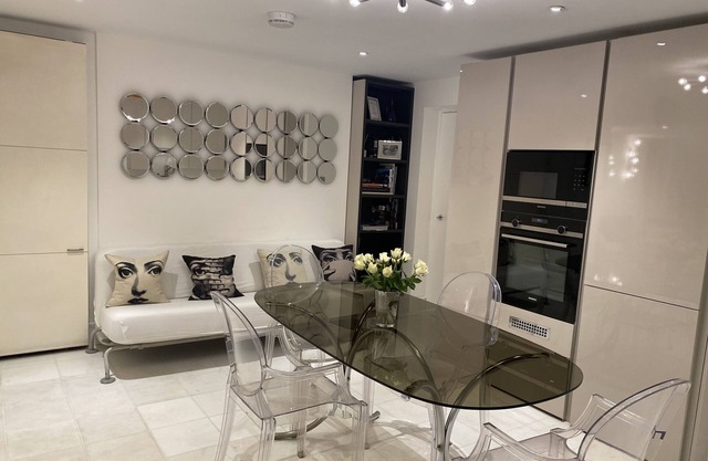 Modern, Stylish 2 bed 2 bath apartment in Chelsea