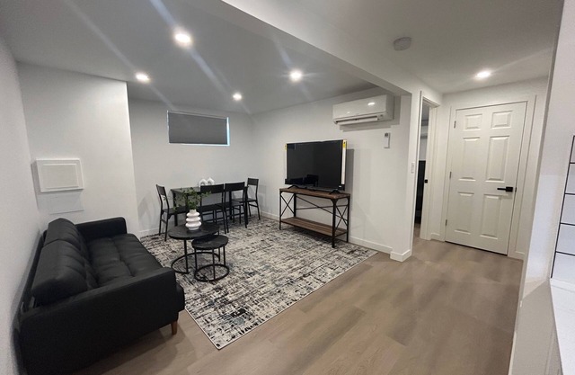 Modern & stylish 2 bedrooms near Downtown, Lumen field, light rail.