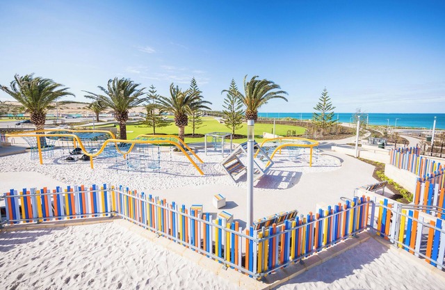 Modern Stylish Beach 4 bed 2b House close to the Beach!!