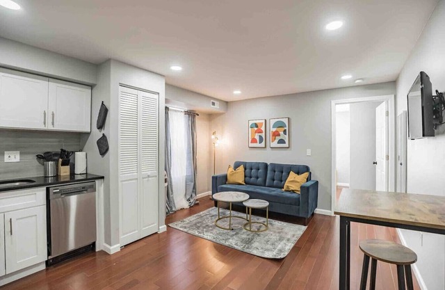 Modern, Stylish Center City 1/1 Perfect Location!