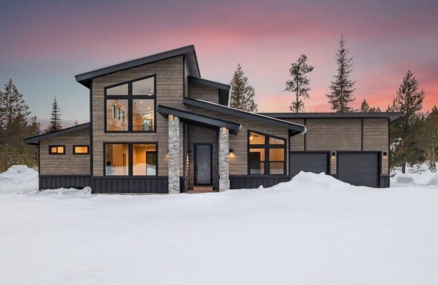 Modern & Stylish Home on the Outskirts of Donnelly