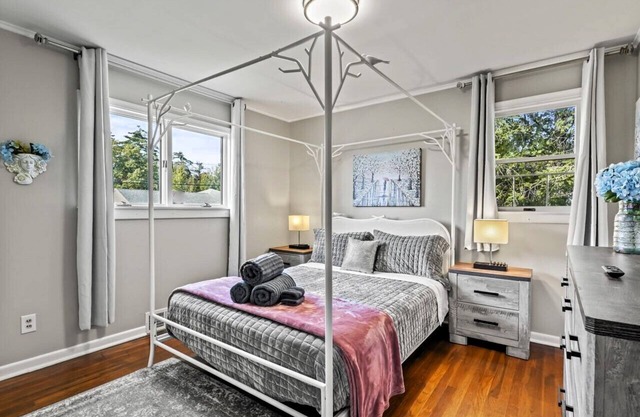 Modern & Stylish: Private Home w/ Firepit~Sunroom!