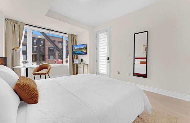 Modern & Stylish Studio in Oakville!