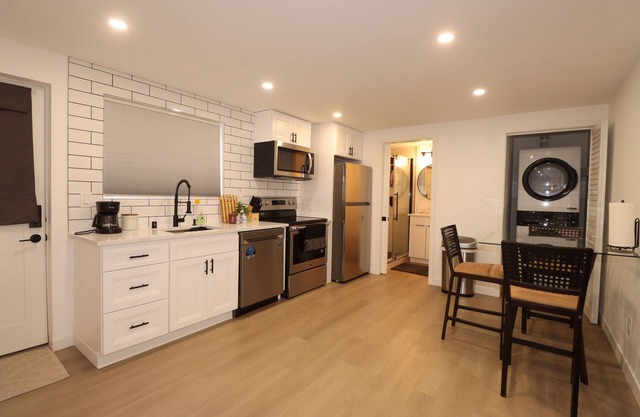 Modern & stylish studio in Seattle near Downtown, Lumen field, light rail.