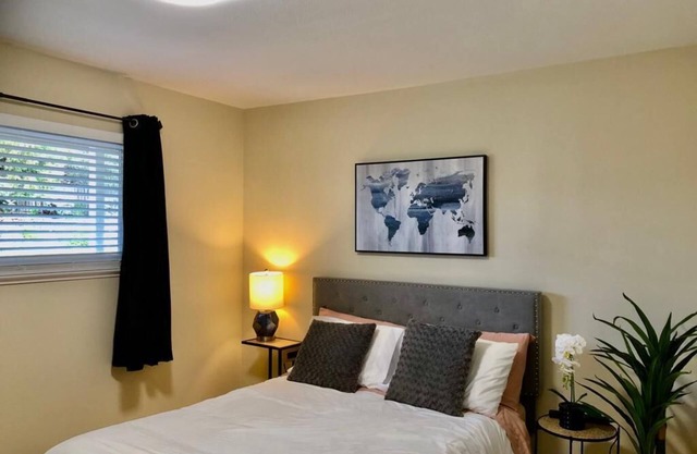 Modern Stylish Unit w/ Parking Perfect for Group