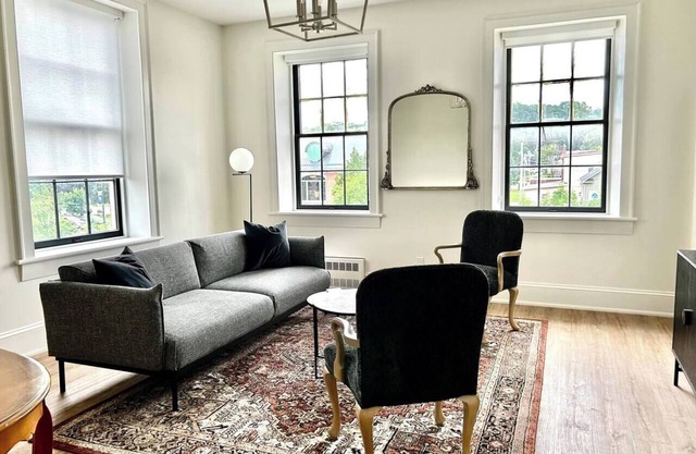 Modern suite (2 Queens) on the River