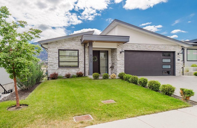 Modern Suite by Black Mountain Golf Club