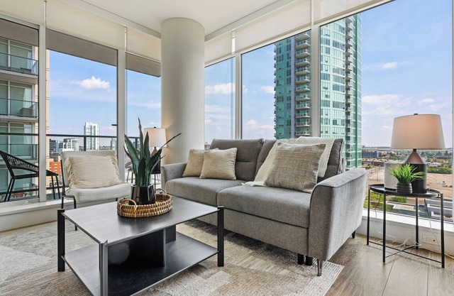 Modern Suite Calgary Downtown 5 min walk Stampede