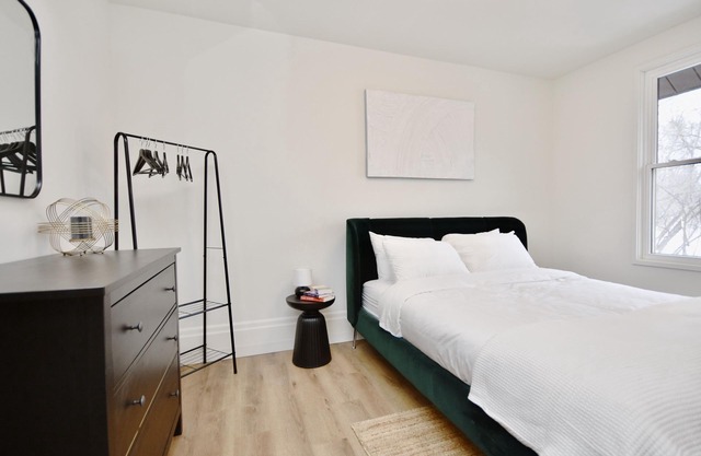 Modern Suite in Trendy Downtown Waterfront