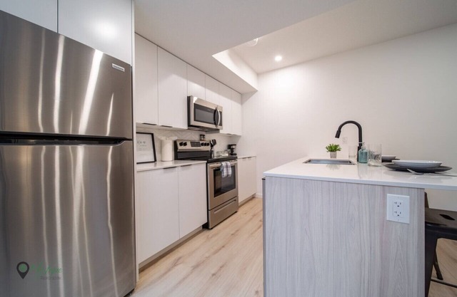 Modern Suite|King Bed|Near Whyte Ave & U of A|WIFI