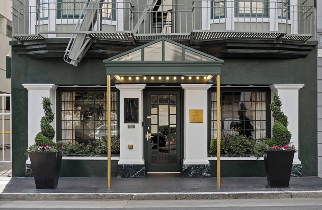 Modern Suite Surrounded by World-Class Art w/ Free WiFi & Breakfast