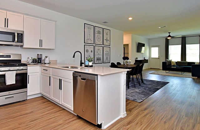 *New Listing* Modern Tesla Home | Pool, BBQ & Playgrounds