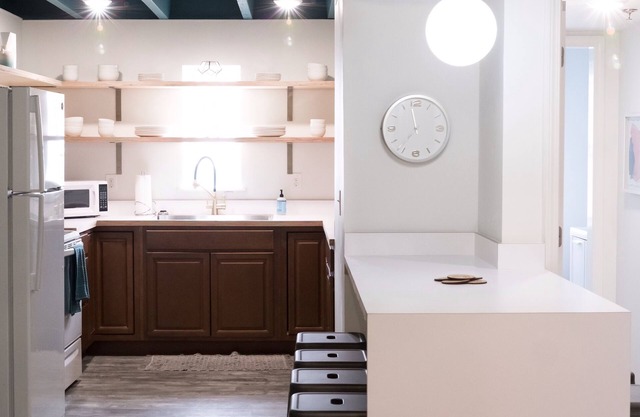 Modern Themed 3 Bedroom Apartment with-in Walking Distance of Downtown JC