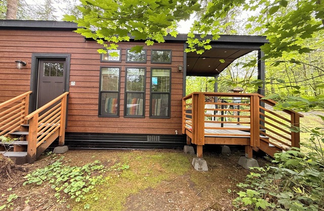 Modern Tiny Home King Bed + 2 Queens in Loft Brand New & Stylish Retreat WiFi