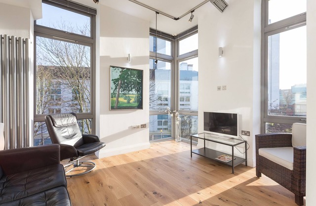 Modernes 3-Bett-Apartment in der obersten Etage mit Balkon und Blick auf den Park