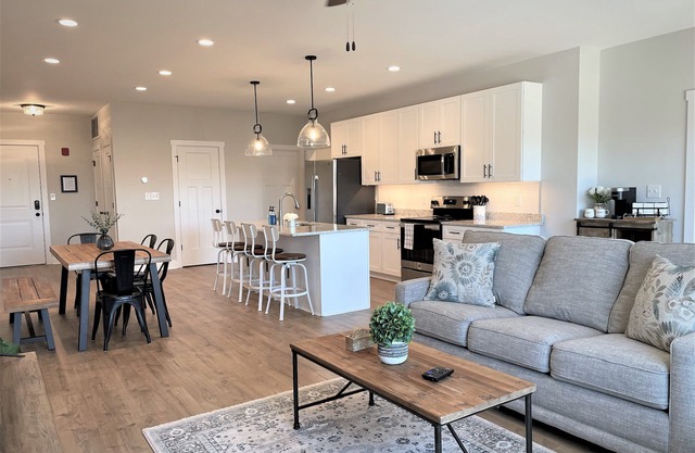 Brand New Nice Modern Top-level 2BR/2BA Condo w/ Balcony (Bldg w/ Elevator)