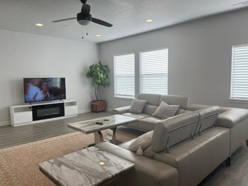 Modern Town House, 3-Bedrooms Home private parking