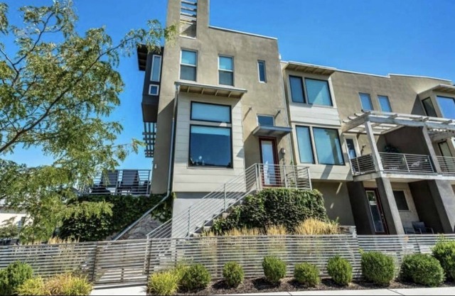 Modern Townhome in Daybreak - Walk to Main St - Restaurants