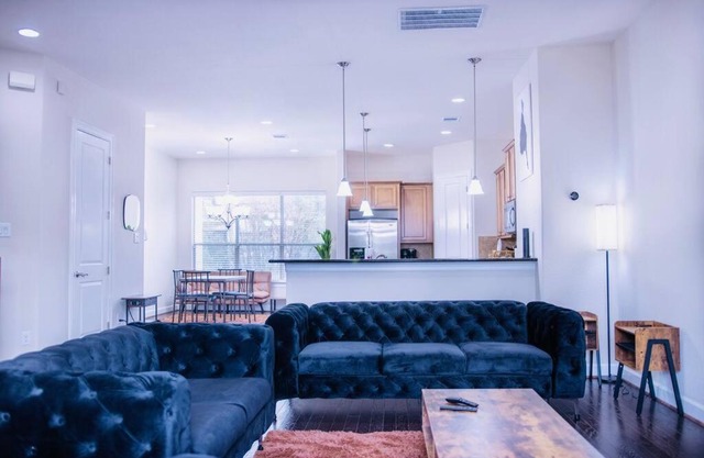 Modern TownHome w/King Bed in DwnTwn