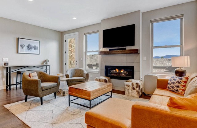 Modern townhome w/ private hot tub, mountain views, outdoor space